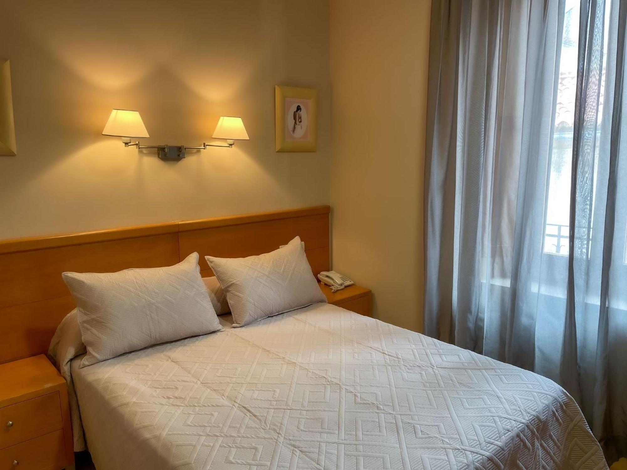 Hotel Castilla Caces Екстериор снимка