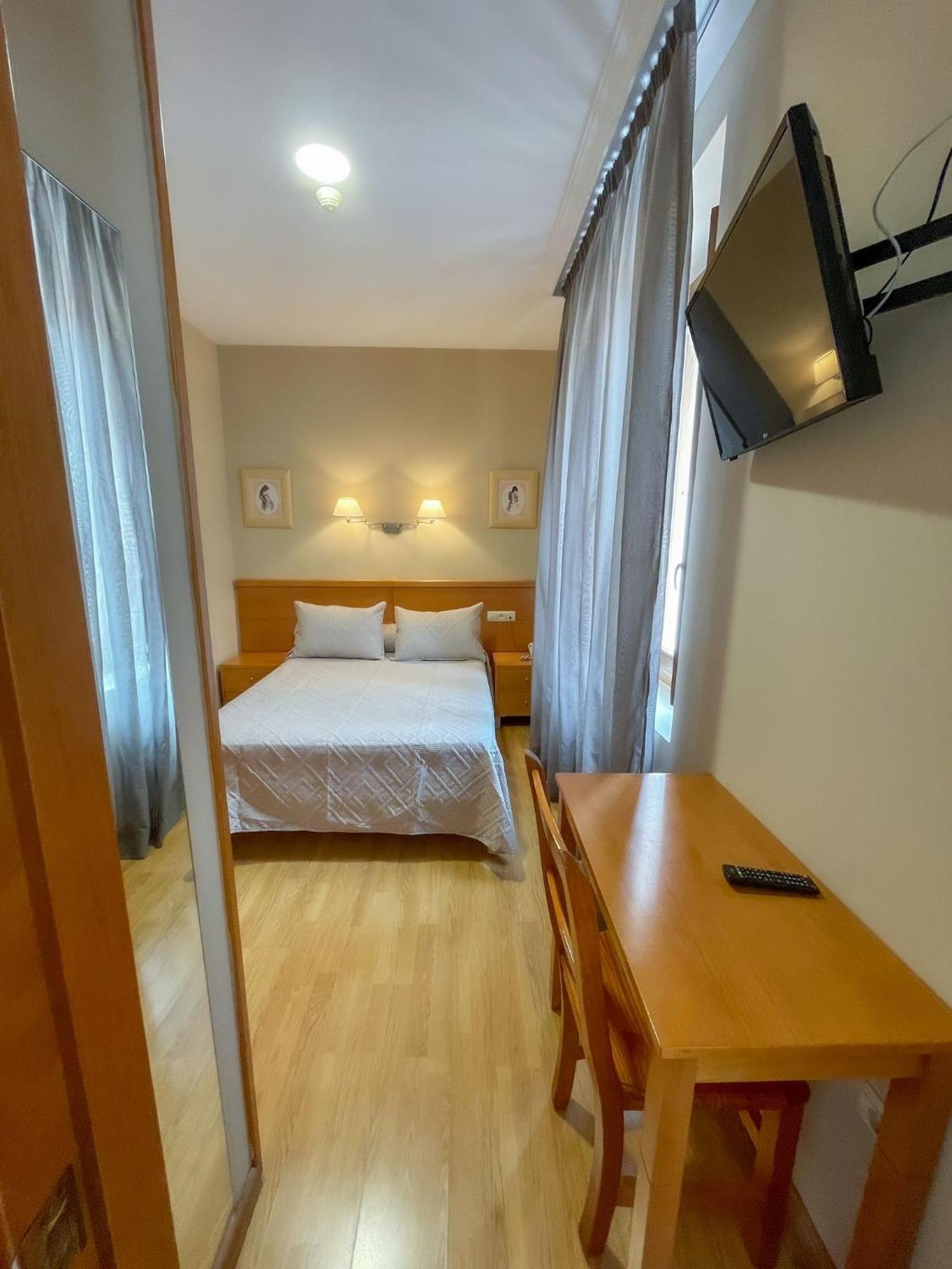 Hotel Castilla Caces Екстериор снимка