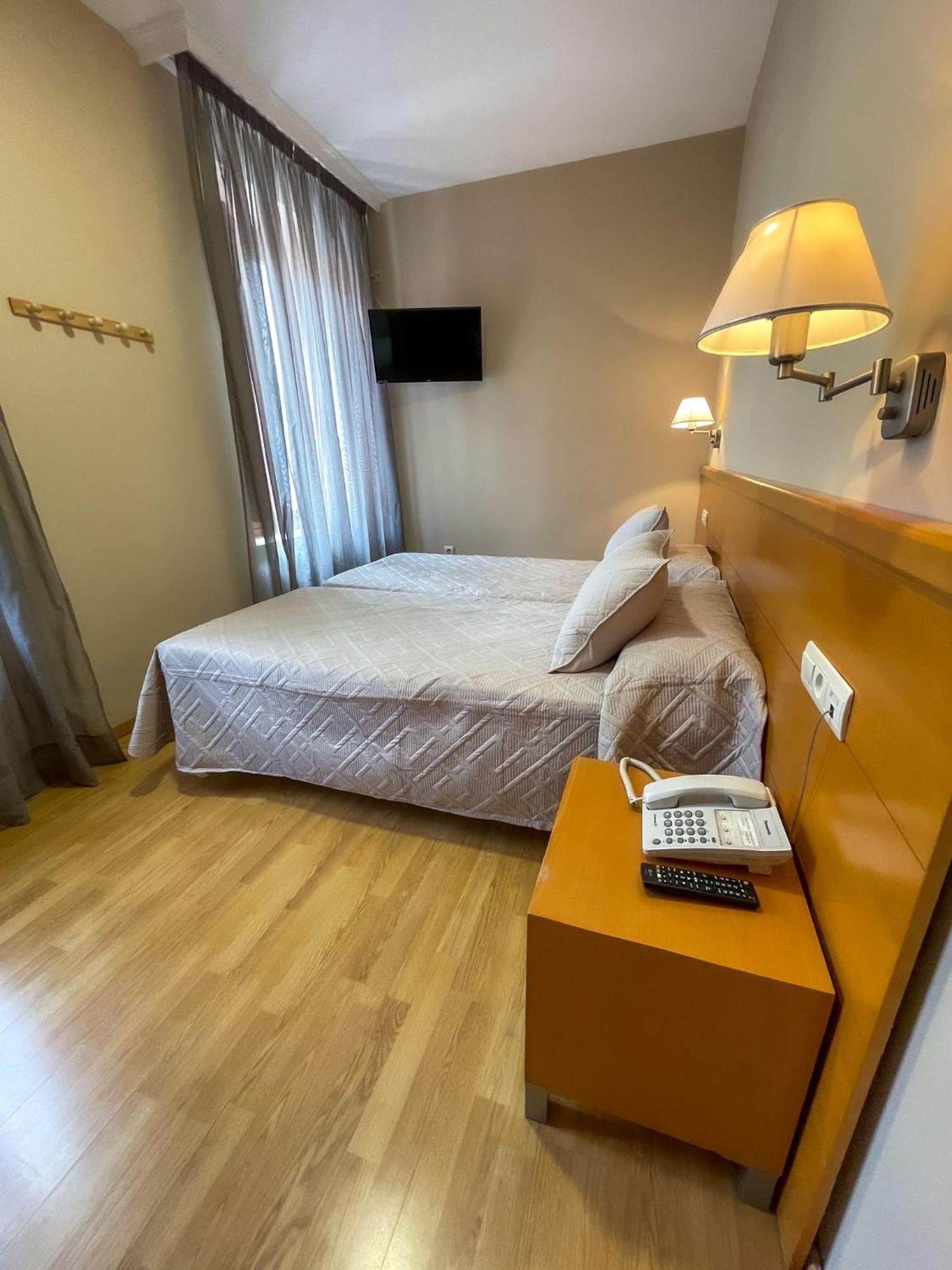 Hotel Castilla Caces Екстериор снимка