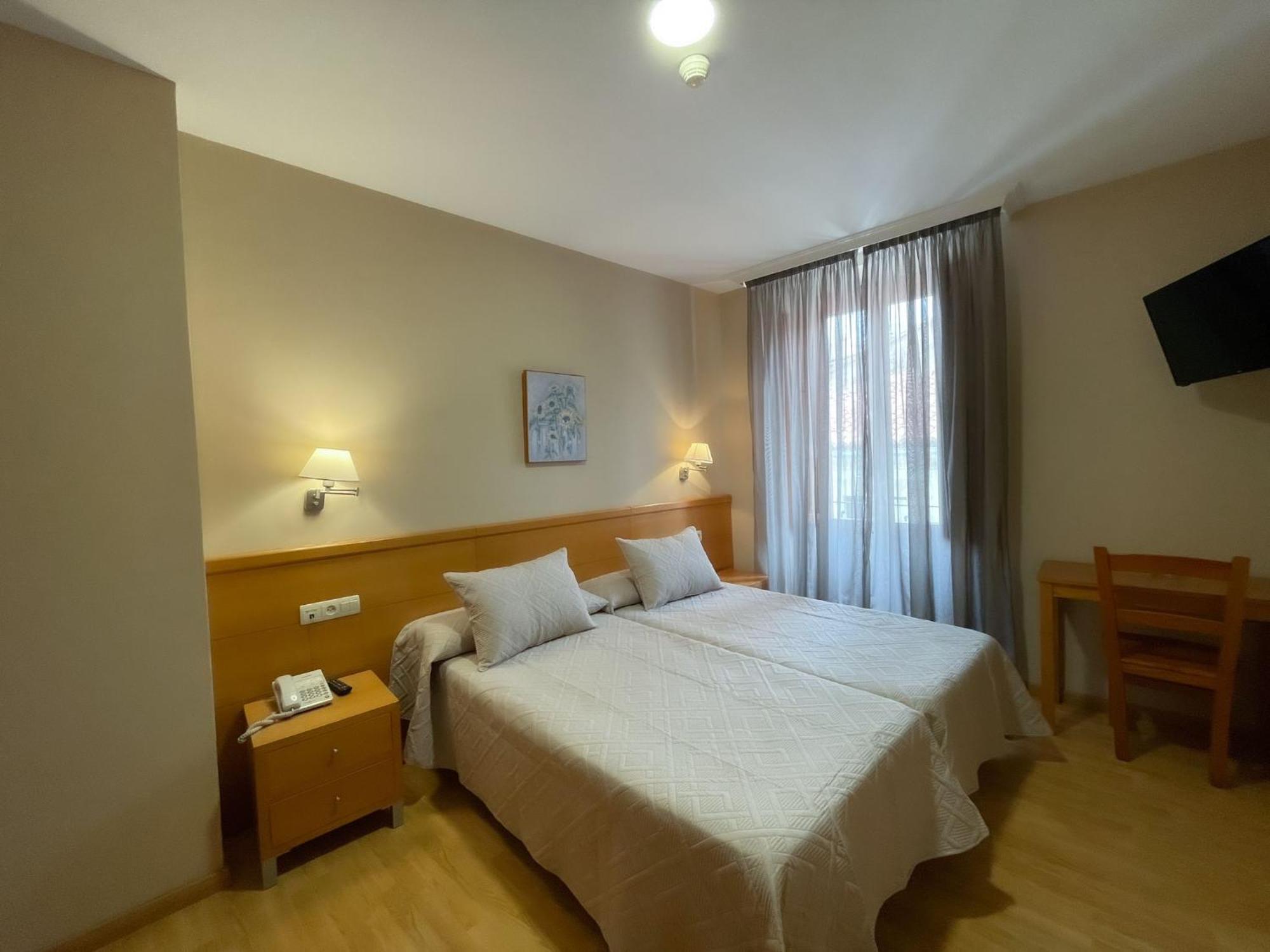 Hotel Castilla Caces Екстериор снимка