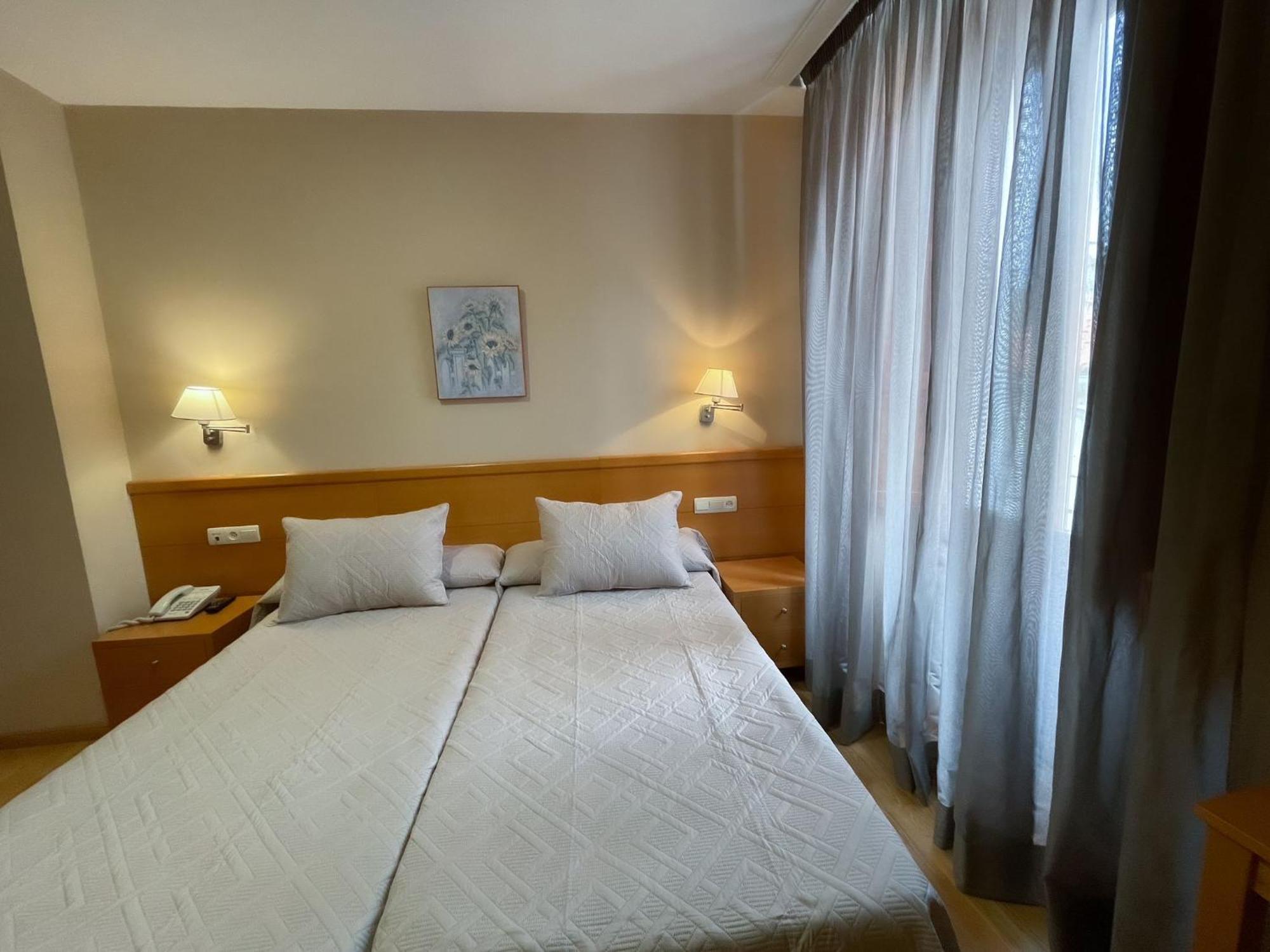 Hotel Castilla Caces Екстериор снимка