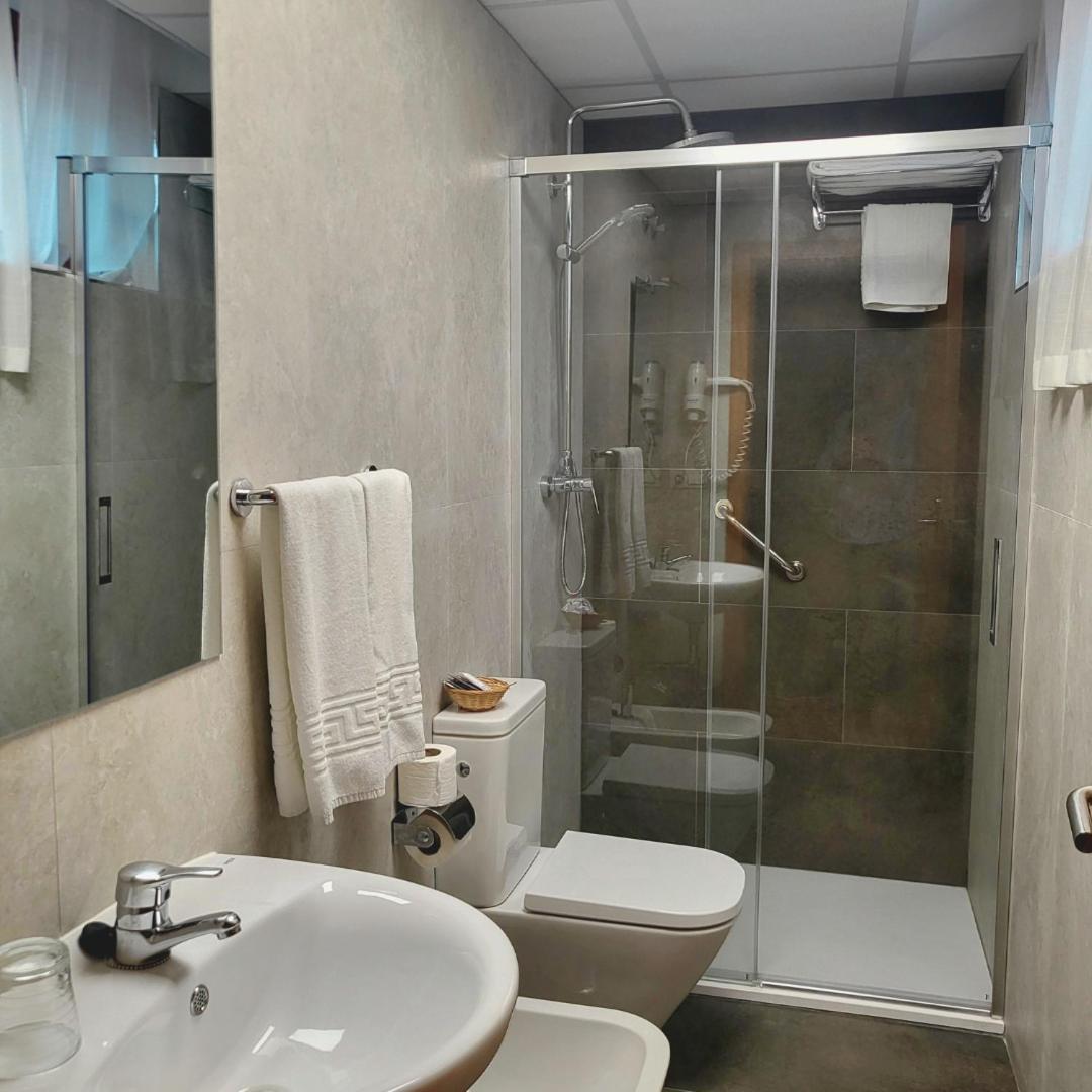 Hotel Castilla Caces Екстериор снимка