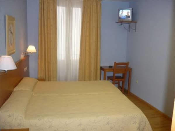 Hotel Castilla Caces Екстериор снимка
