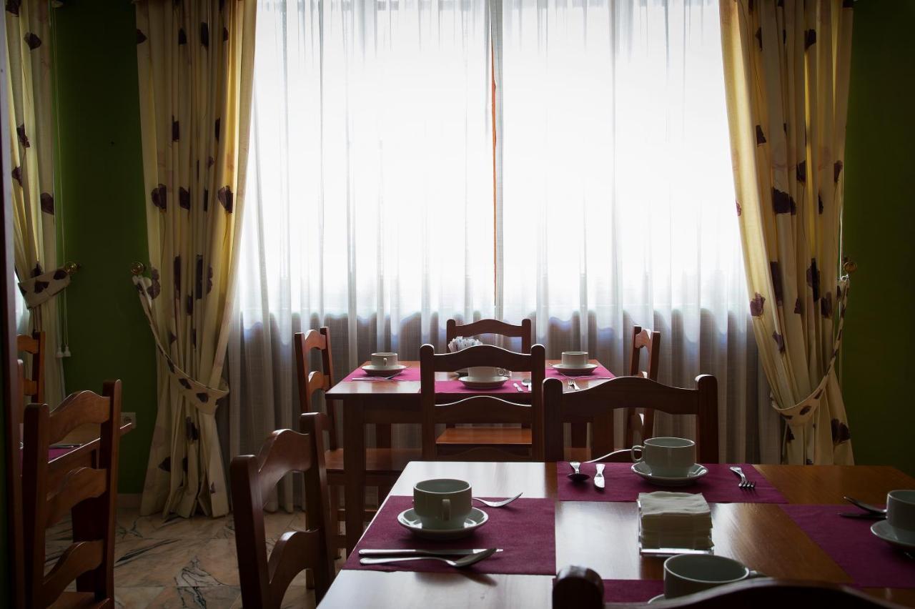 Hotel Castilla Caces Екстериор снимка
