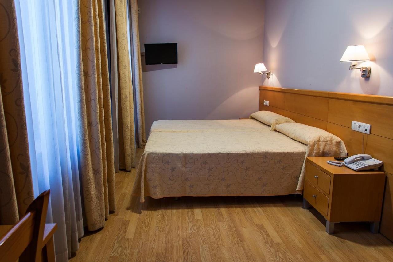 Hotel Castilla Caces Екстериор снимка