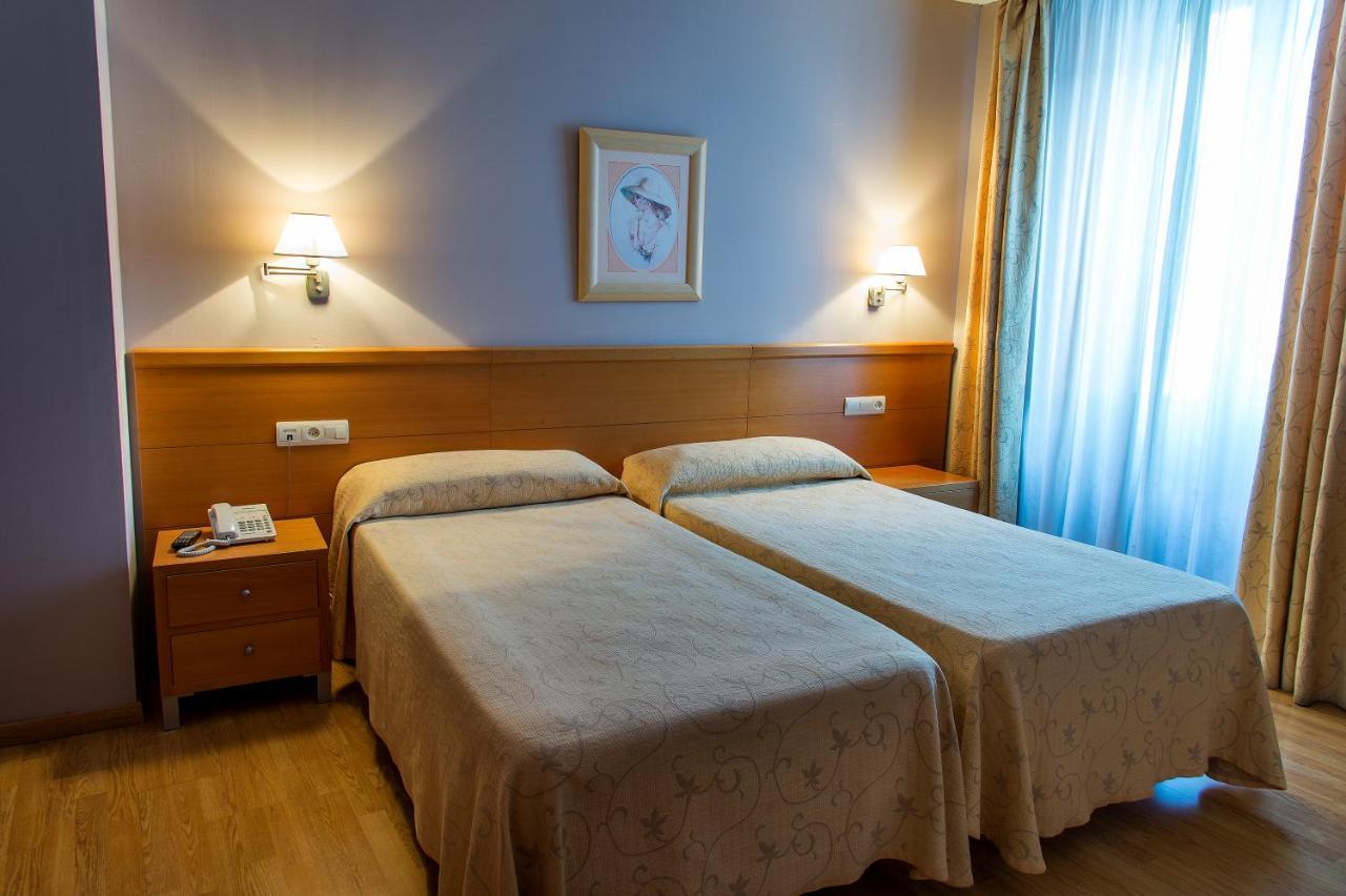 Hotel Castilla Caces Екстериор снимка