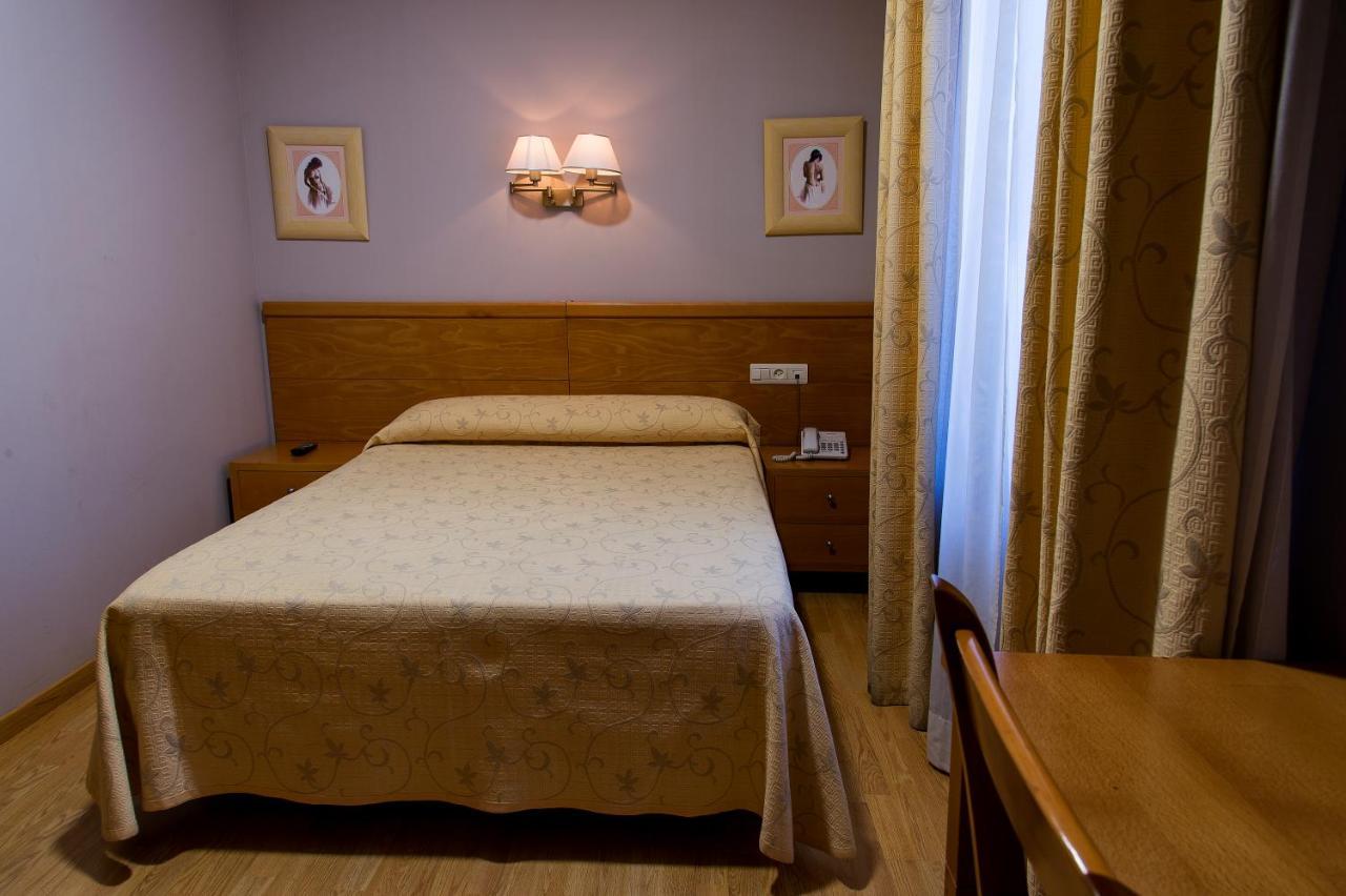 Hotel Castilla Caces Екстериор снимка