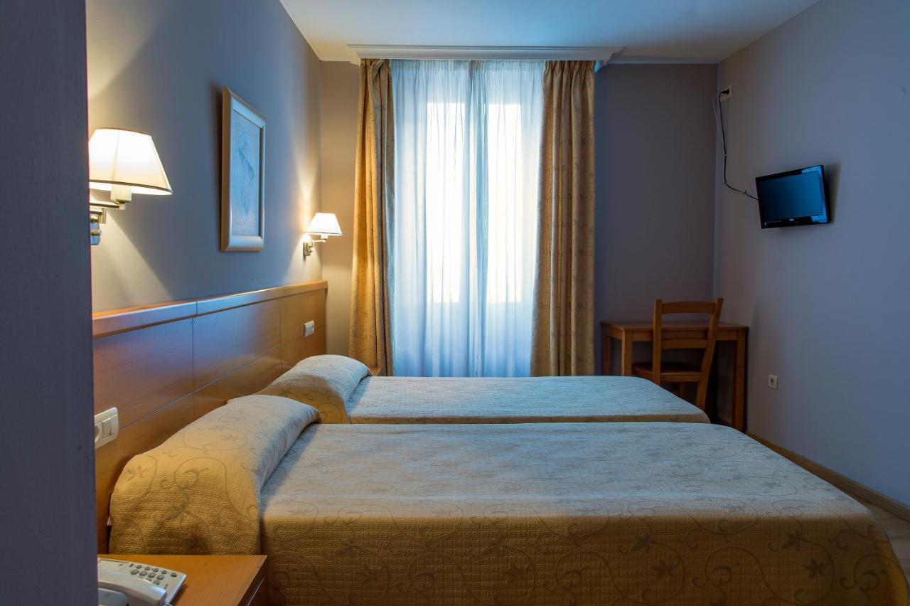 Hotel Castilla Caces Екстериор снимка