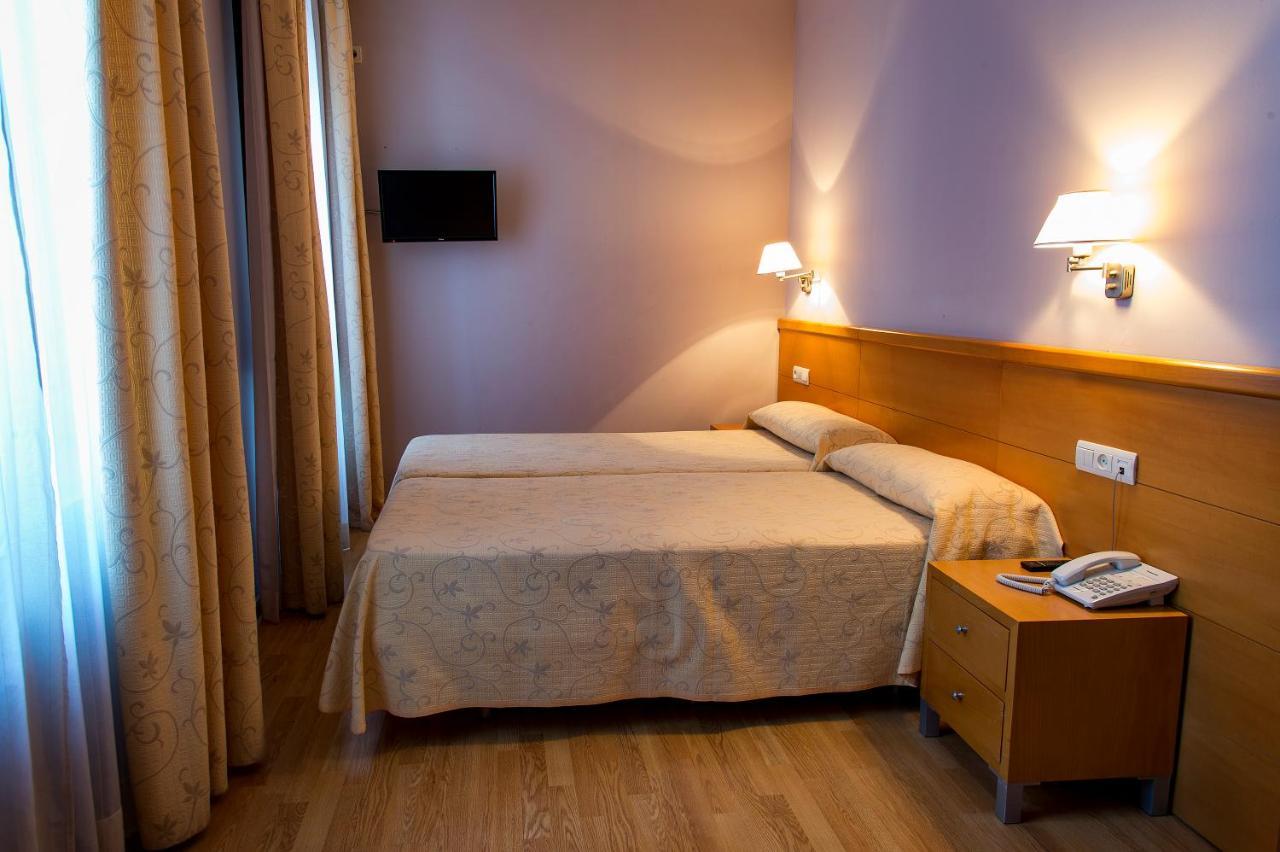 Hotel Castilla Caces Екстериор снимка