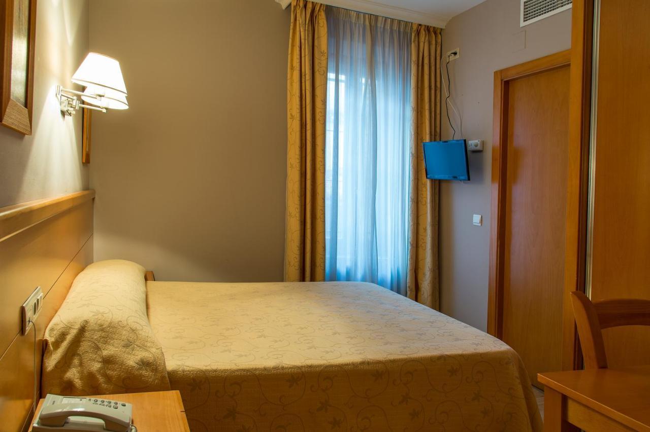Hotel Castilla Caces Екстериор снимка